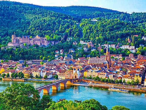 하이델베르크Heidelberg 슈바르츠발트 북쪽 끝에서 1시간 거리에 유서 깊은 대학도시 하이델베르크가 있다. 시간이 멈춘 듯 고색창연한 중세도시의 모습이다. 강변을 걷거나 붉은 건물들 사이의 골목을 걷는 것만으로도 사색을 하게 된다.