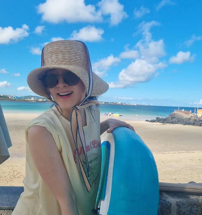이영애는 휴가를 즐기는 모습을 공개했고, 청순한 미모로 시선을 끌었다. 이영애 SNS 캡처