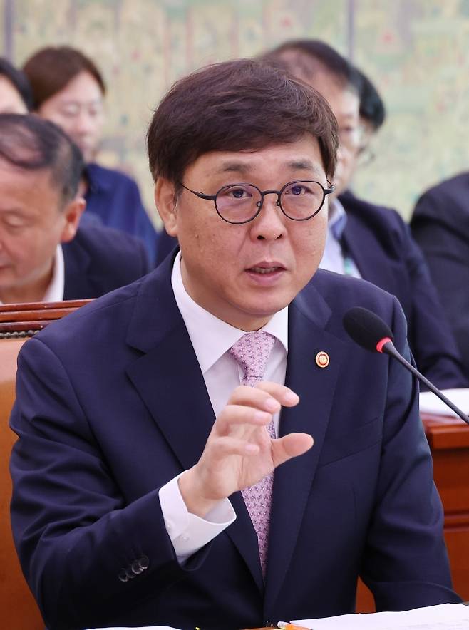 답변하는 최휘영 문화체육관광부 장관 - 답변하는 최휘영 문화체육관광부 장관     (서울=연합뉴스) 박동주 기자 = 21일 서울 여의도 국회에서 열린 문화체육관광위원회 전체회의에서 최휘영 문화체육관광부 장관이 의원 질의에 답하고 있다. 2025.8.21     pdj6635@yna.co.kr (끝)   <저작권자(c) 연합뉴스, 무단 전재-재배포, AI 학습 및 활용 금지>
