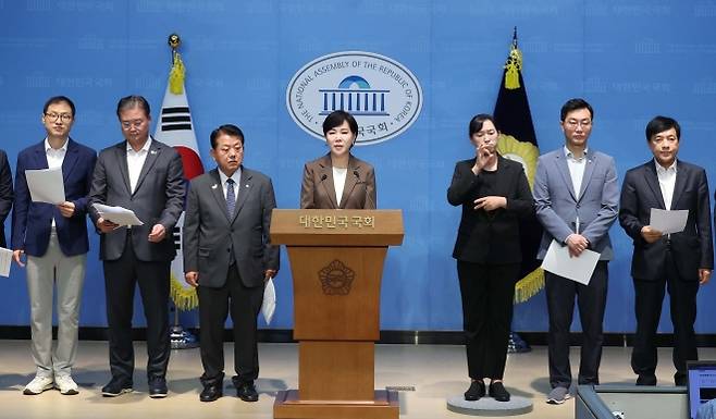 전현희 더불어민주당 3대특검 종합대응 특별위원회 총괄위원장이 28일 국회 소통관에서 열린 한덕수 전 국무총리 구속영장 기각 관련 입장 발표를 하고 있다. 뉴시스