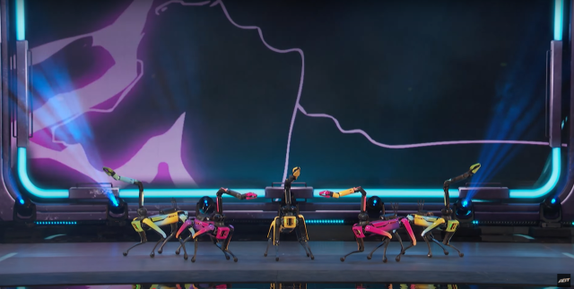 26일(현지시간) 미국 TV쇼 ‘아메리카 갓 탤런트’ 생방송 무대에서 보스턴다이나믹스 스팟이 안무를 선보이고 있다. 이미지 출처: <America’s Got Talent> 유튜브 채널