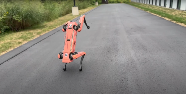 27일 보스턴다이나믹스 게재 영상에서 스팟이 백 덤블링을 하는 모습. 이미지 출처: <Boston Dynamics> 유튜브 채널