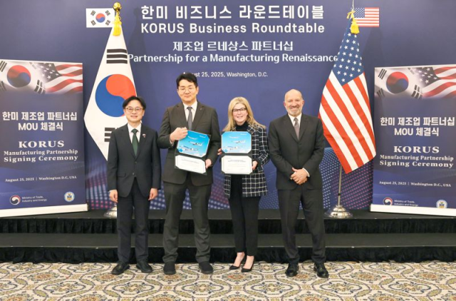 대한항공이 25일(현지시간) 워싱턴 현지에서 보잉 차세대 고효율 항공기 103대 구매를 위한 양해각서를 체결한 뒤 김정관 산업통상자원부장관(왼쪽부터) , 조원태 한진그룹 회장, 스테파니 포프 보잉 상용기 부문 사장 겸 최고 경영자(CEO), 하워드 러트닉 미국 상무부 장관이 계약을 체결한 뒤 기념촬영을 하고 있다. 대한항공