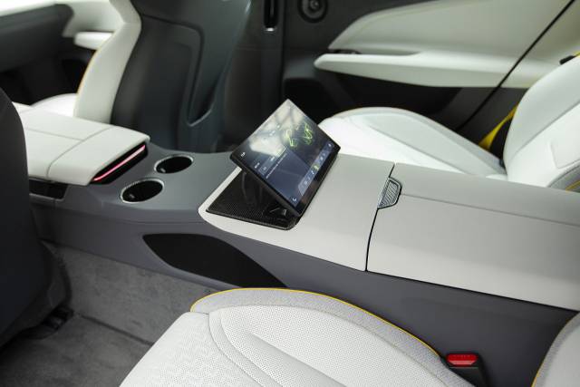 로터스의 하이퍼 GT ‘에메야’ 2열 모습. 사진제공=로터스코리아