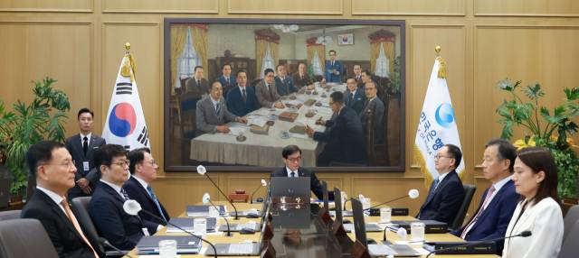 이창용 한국은행 총재가 28일 서울 중구 한국은행에서 열린 금융통화위원회 통화정책방향 회의를 주재하고 있다. 사진 제공=한국은행