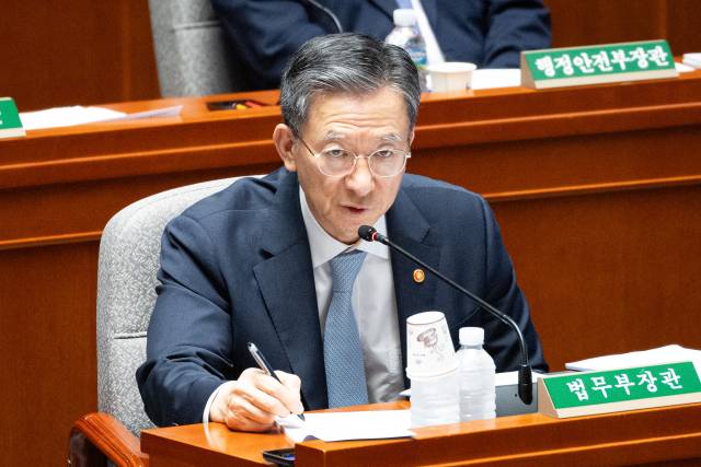 정성호 법무부 장관이 26일 서울 여의도 국회에서 열린 국회(임시회) 예산결산특별위원회에 출석해 의원 질의에 답하고 있다. 뉴스1