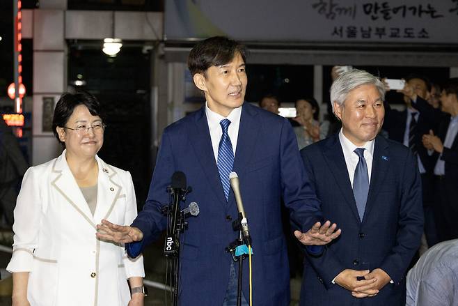 8월15일 광복절 특별 사면으로 풀려난 조국 전 조국혁신당 대표가 출소한 뒤 서울남부교도소 앞에서 대국민 인사를 하고 있다. ⓒ시사IN 조남진