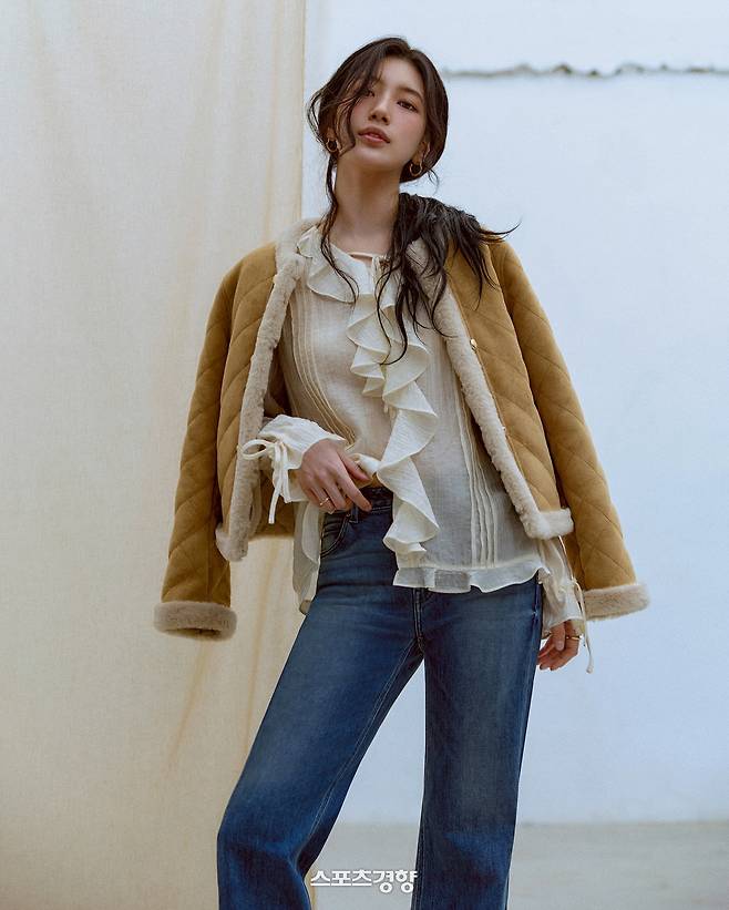 가을 시즌 화보를 촬영한 수지. 게스 제공