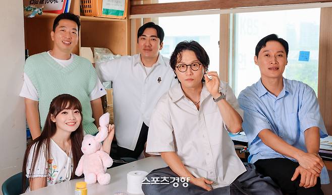 지난 25일 서울 여의도 KBS 연구동에서 ‘개그콘서트-챗플릭스’ 코너 출연 개그맨 나현영(왼쪽부터), 정범균, 이상훈, 박성광, 송준근이 ‘스포츠경향’과의 인터뷰에 앞서 포즈를 취하고 있다. 사진 이준헌 기자