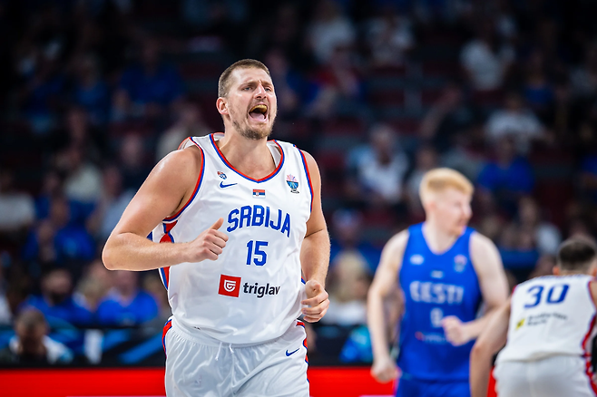 세르비아 니콜라 요키치가 28일 유로바스켓 에스토니아전에서 코트를 누비고 있다. FIBA 홈페이지