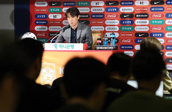 홍명보 축구 국가대표팀 감독이 25일 오후 서울 종로구 축구회관에서 9월 A매치 2연전에 나설 대표팀 명단을 발표하고 있다. 연합뉴스