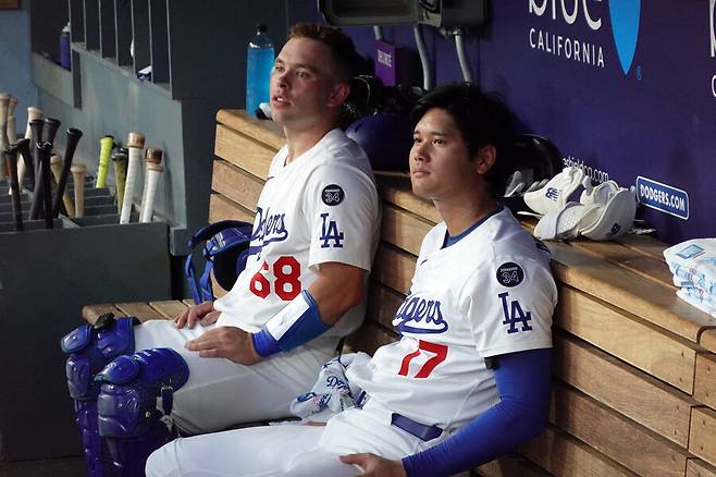 ▲ 오타니 쇼헤이가 더그아웃에서 경기를 지켜보고 있다. ⓒ연합뉴스