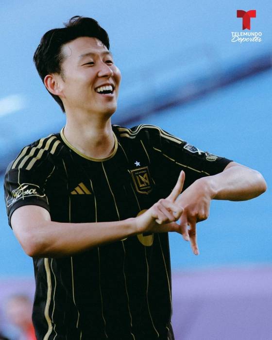 로스앤젤레스(LA)FC 손흥민이 24일(한국시간) 미국 텍사스주 댈러스의 도요타 스타디움에서 열린 2025 미국 프로축구 메이저리그사커(MLS) FC댈러스 원정 경기에서 프리킥 득점으로 MLS 데뷔골을 터뜨린 뒤, 찰칵 세리머니에 이어 LA 세리머니를 선보이고 있다. /사진=텔레문도 데포르테스 SNS 캡처