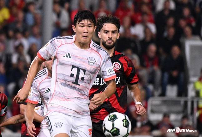 경합을 펼치는 김민재(왼쪽). /AFPBBNews=뉴스1