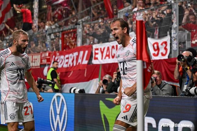 극장골을 넣고 세리머니를 하는 해리 케인(오른쪽). /AFPBBNews=뉴스1