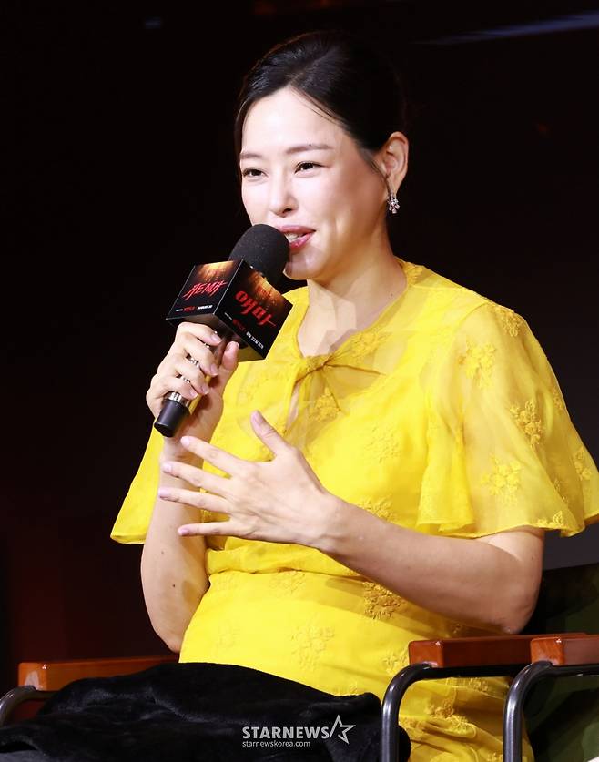 (서울=뉴스1) 권현진 기자 = 배우 이하늬가 18일 오전 서울 중구 호텔나루서울엠갤러리에서 열린 넷플릭스 시리즈 '애마' 제작발표회에 참석해 취재진 질문에 답하고 있다. '애마'는 1980년대 한국을 강타한 에로영화의 탄생 과정 속, 화려한 스포트라이트에 가려진 어두운 현실에 용감하게 맞짱 뜨는 톱스타 '희란'(이하늬 분)과 신인 배우 '주애'(방효린 분)의 이야기를 그린 작품이다. 2025.8.18/뉴스1 Copyright (C) 뉴스1. All rights reserved. 무단 전재 및 재배포, AI학습 이용 금지. /사진=(서울=뉴스1) 권현진 기자