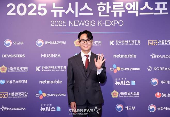[서울=뉴시스] 조성우 기자 = 이낙준 작가가 28일 서울 중구 롯데호텔에서 열린 제7회 뉴시스 한류엑스포(2025 K-엑스포) 포토월 행사에서 포즈를 취하고 있다. 2025.08.28. xconfind@newsis.com /사진=조성우