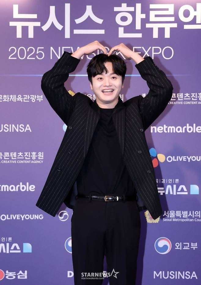 [서울=뉴시스] 조성우 기자 = 가수 황가람이 28일 서울 중구 롯데호텔에서 열린 제7회 뉴시스 한류엑스포(2025 K-엑스포) 포토월 행사에서 포즈를 취하고 있다. 2025.08.28. xconfind@newsis.com /사진=조성우
