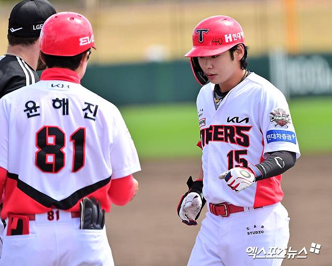 KIA 타이거즈 외야수 박정우가 27일 자신의 사회관계망서비스(SNS)를 통해 사과문을 게재했다. 21일 키움 히어로즈전이 끝난 뒤 한 팬과 SNS에서 언쟁을 벌였으며, 해당 팬의 개인 정보가 노출되면서 논란은 더 커졌다. KIA 구단은 박정우와 면담을 진행한 뒤 23일 박정우를 1군 엔트리에서 제외했다. 박정우는 당분간 자숙의 시간을 가질 예정이다. 엑스포츠뉴스 DB