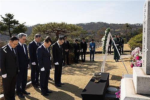 박태준 명예회장 묘소 참배하는 장인화 포스코홀딩스 경영진 (서울=연합뉴스) 장인화 포스코그룹 회장(왼쪽 네 번째)을 비롯한 포스코홀딩스 경영진들이 1일 서울 동작구 국립현충원의 박태준 명예회장 묘소를 참배하고 있다. 2024.4.1 [포스코홀딩스 제공. 재판매 및 DB 금지] photo@yna.co.kr