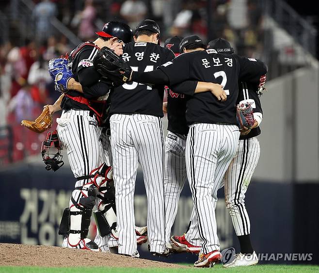 LG 승리 세리머니 (광주=연합뉴스) 조남수 기자 = 24일 광주 기아챔피언스필드에서 열린 프로야구 LG 트윈스와 KIA 타이거즈의 경기. LG 선수들이 2-1 한 점 차 역전승을 기뻐하고 있다. 2025.8.24 iso64@yna.co.kr