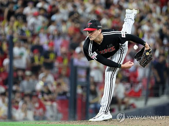 역투하는 톨허스트 (광주=연합뉴스) 조남수 기자 = 24일 광주기아챔피언스필드에서 열린 프로야구 LG 트윈스와 KIA 타이거즈의 경기. LG 선발투수 톨허스트가 5회에 투구하고 있다. 2025.8.24 iso64@yna.co.kr