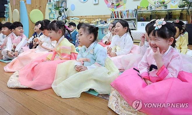 세배 예절 배우는 어린이들 [연합뉴스 자료사진]