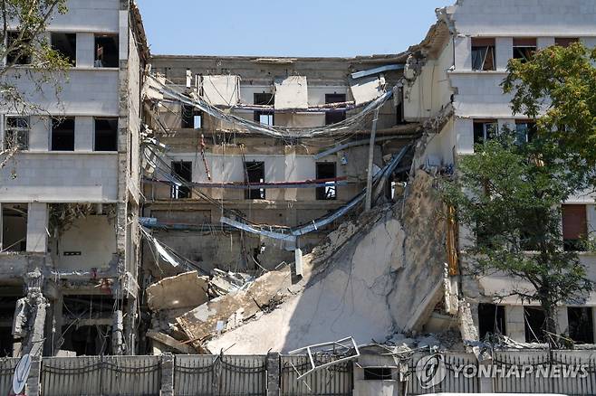 지난달 이스라엘 공습으로 무너진 시리아 국방부 청사 EPA=연합뉴스. 재판매 및 DB 금지