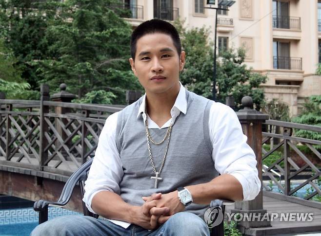 유승준 '비자소송' 2심 승소 (서울=연합뉴스) 가수 유승준(46·미국 이름 스티브 승준 유)씨의 한국 입국비자 발급을 거부한 정부 처분을 취소해야 한다는 법원 판단이 나왔다.
    서울고법 행정9-3부(조찬영 김무신 김승주 부장판사)는 유씨가 주 로스앤젤레스(LA) 총영사를 상대로 낸 여권·사증(비자) 발급 거부처분 취소 소송에서 1심을 뒤집고 원고 승소로 판결했다.  2023.7.13 [연합뉴스 자료사진] photo@yna.co.kr