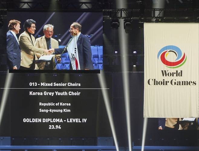 2024 세계합창경연대회 시니어 부문 대상 받은 청춘합창단 (서울=연합뉴스) 지난해 7월 19일(현지 시간) 뉴질랜드 오클랜드에서 열린 2024 세계합창대회에서 시니어 부문 대상을 차지한 청춘합창단. [청춘합창단 제공]