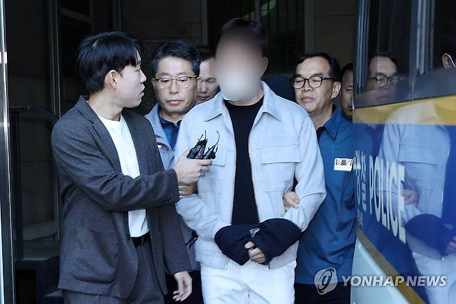 검찰로 송치되는 '마세라티 뺑소니범' [연합뉴스 자료사진]