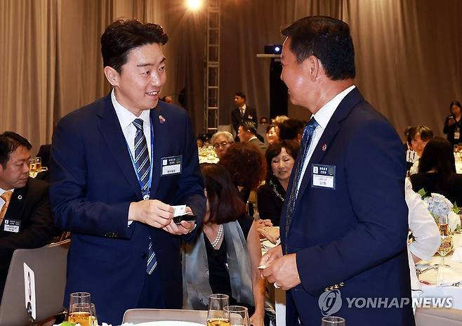 동포간담회 참석한 강훈식 비서실장 (워싱턴=연합뉴스) 홍해인 기자 = 강훈식 대통령비서실장이 24일(현지시간) 미국 워싱턴DC의 한 호텔에서 열린 동포 만찬 간담회에서 한 참석자와 대화하고 있다. 2025.8.25 hihong@yna.co.kr