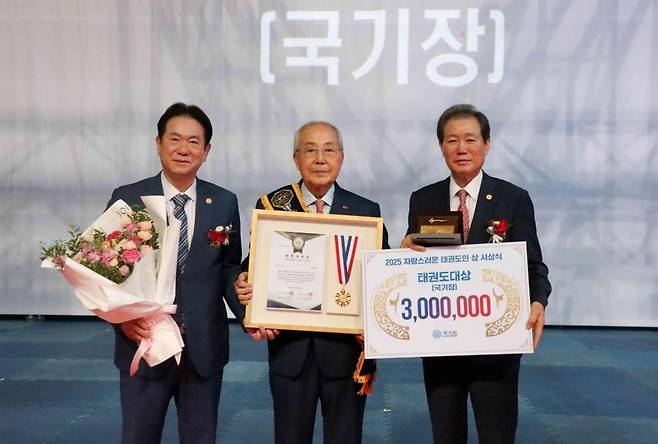 태권도 대상 국기장 받은 김영태 국기원 기술심의회 기술고문(가운데) 김영태 국기원 기술심의회 기술고문(가운데)이 28일 서울 강남구 국기원 중앙수련장에서 열린 2025 자랑스러운 태권도인 상 시상식에서 태권도 대상 국기장을 받은 뒤 포즈를 취하고 있다. 왼쪽은 이동섭 국기원장. 오른쪽은 전갑길 국기원 이사장. [국기원 제공. 재배포 및 DB 금지]