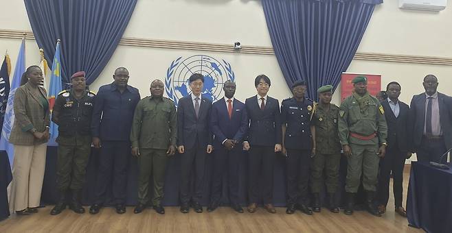 DR콩고 지뢰제거 사업 종료 보고회 지난 27일 DR콩고 수도 킨샤샤에서 열린 'DR콩고 분쟁 피해 난민·국내 피난민 및 공동체를 위한 지속가능한 지뢰제거 사업' 종료보고회. 정홍근 주DR콩고 대한민국 대사(왼쪽 다섯 번째), 최연재 코이카 DR콩고 사무소장(오른쪽 여섯 번째), 장-데니스 랄센 유엔지뢰행동조직 프로그램 책임자(왼쪽 여섯 번째) 등 참석자들이 기념사진을 찍고 있다. [코이카 제공. 재판매 및 DB 금지]