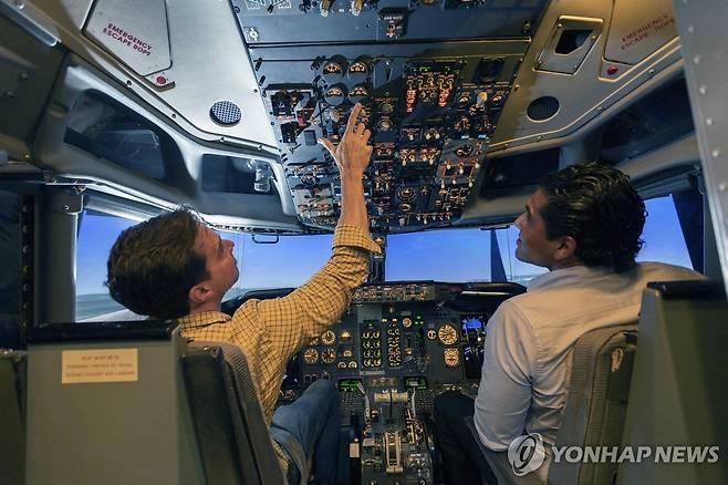 항공기 조종 시뮬레이터 체험 [AFP=연합뉴스 자료사진. 재판매 및 DB 금지]