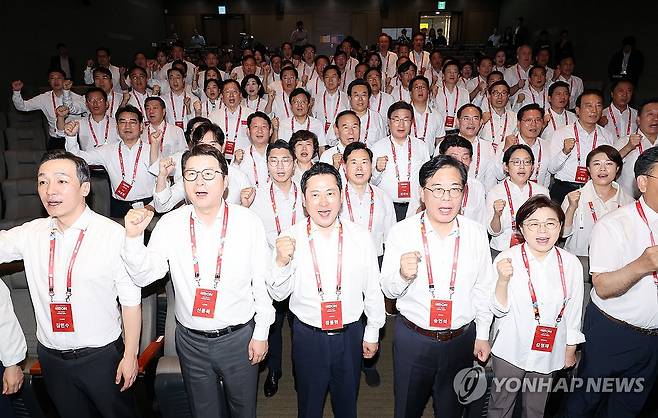 국민의힘 국회의원 연찬회 (인천=연합뉴스) 박동주 기자 = 28일 인천국제공항공사 항공교육원에서 열린 2025 국민의힘 국회의원 연찬회에서 장동혁 대표, 송언석 원내대표 등 참석자들이 구호를 외치고 있다. 2025.8.28 pdj6635@yna.co.kr
