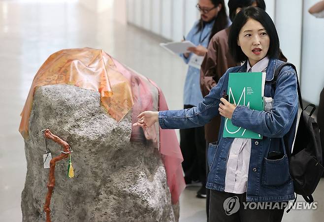 '올해의 작가상 2025' 후원작가 선정된 임영주 (서울=연합뉴스) 이재희 기자 = 28일 서울 종로구 국립현대미술관 서울관에서 열린 '올해의 작가상 2025' 전시 간담회에서 후원작가 임영주가 작품을 설명하고 있다. 국립현대미술관과 SBS문화재단이 공동주최한 이 전시는 다음 해 2월 1일까지 열린다. 2025.8.28 scape@yna.co.kr