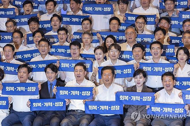 민주당 의원 워크숍, 구호 외치는 의원들 (영종도=연합뉴스) 황광모 기자 = 28일 인천시 중구 파라다이스시티 컨벤션에서 열린 더불어민주당 의원단 워크숍에서 정청래 대표와 김병기 원내대표를 비롯한 의원들이 기념 촬영 도중 구호를 외치고 있다. 2025.8.28 hkmpooh@yna.co.kr