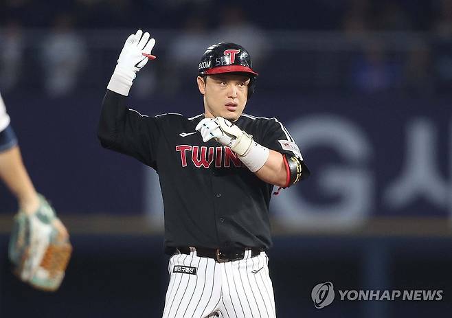 LG 박동원 8회 역전타 (창원=연합뉴스) 김동민 기자 = 28일 경남 창원NC파크에서 열린 프로야구 2025 신한 SOL 뱅크 KBO리그 LG 트윈스와 NC다이노스 경기. 8회 초 2사 2루 상황 2루타를 친 LG 8번 박동원이 손 인사하고 있다. 2025.8.28 image@yna.co.kr