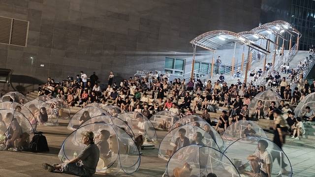 군산시립예술단이 8월 한 달간 선보인 '납량특집 콘서트'를 보기 위해 많은 시민들이 반려동물과 함께 군산예술의전당을 찾았다 ./사진제공=군산시
