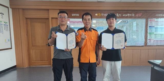 지난 1월 심정지가 발생한 아버지에게 심폐소생술을 실시, 생명을 구한 이상우 군.(사진 오른쪽) 사진제공=군산소방서