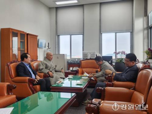 ◇퇴우 정념 월정사 주지 스님이 28일 국회 한병도 예산결산특별위원장실을 찾아 국립조선왕조실록박물관 디지털 외사고 건립을 건의했다.