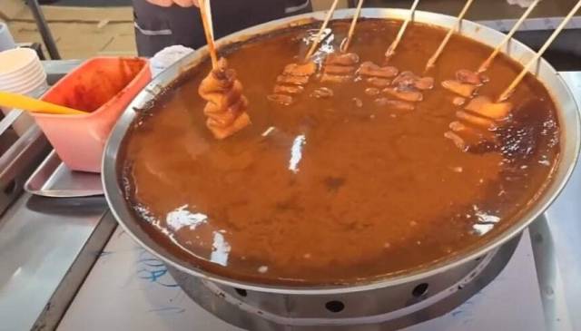 부산 기장군 해동용궁사 인근에서 어묵 한 꼬치가 3000원에 판매돼 '바가지' 논란이 일었다. 사진은 유튜브 채널 '투깝이'.