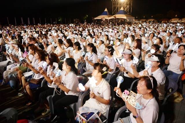 ▲ 제3회 문경트롯가요제 본선 무대가 23일 6000여 명의 관객이 운집한 가운데 개최되고 있다. 문경시