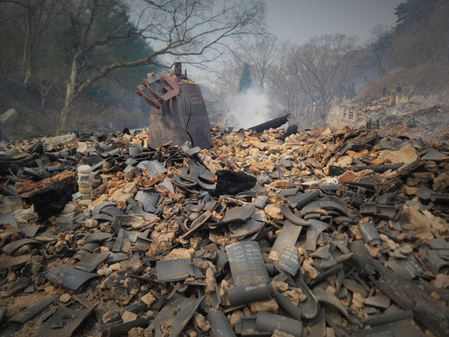 ▲ 경북 의성 산불로 전소된 고운사 전각 터에 깨진 기와와 갈라진 범종이 방치돼 참혹한 피해 규모를 보여주고 있다. 김동현 기자 jhass80@kyongbuk.com