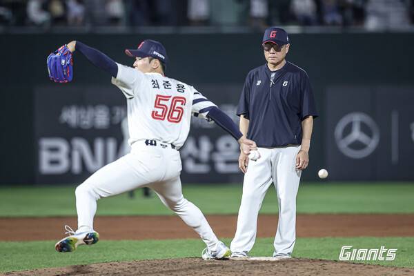 최준용의 연습구를 지켜보는 김상진 코치(사진=롯데)