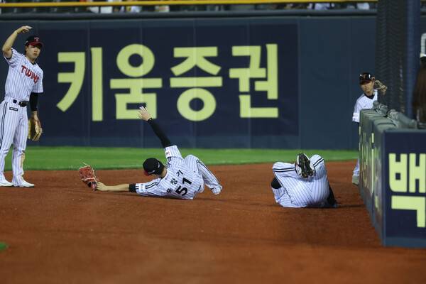 LG 홍창기가 지난 5월 13일 그라운드에 쓰러져 있는 모습. (사진=LG 트윈스)