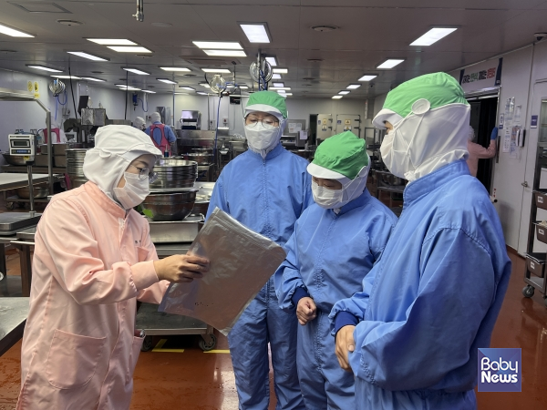 베베쿡과 긴밀히 협업하고 있는 서울대학교 식품영양학과 교수진들이 베베쿡 공장 견학을 하고 있는 모습. ⓒ베베쿡