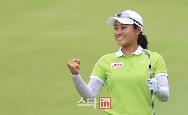 제14회 KG 레이디스 오픈 1R가 29일 경기도 용인시 처인구 써닝포인트CC에서 진행됐다. 전승희가 18번홀을 마무리하며 주먹을 불끈 쥐고 있다. 사진=노진환 기자