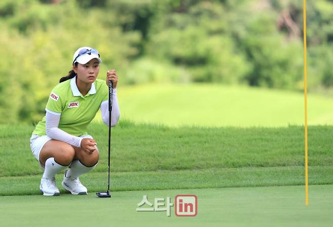 제14회 KG 레이디스 오픈 1R가 29일 경기도 용인시 처인구 써닝포인트CC에서 진행됐다. 전승희가  9번홀에서 퍼팅을 위해 그린을 읽고 있다. 사진=노진환 기자